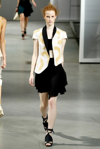 アシンメトリーで不完全さを表現、「3.1 フィリップ リム」15年春夏