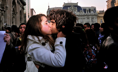 熱～いキスで教育制度に抗議、チリの大学生ら