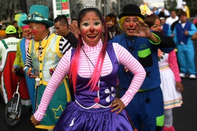 ピエロが大集合！ エルサルバドルで「笑いの祭典」