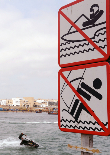 禁止されても関係ない？モロッコの標識