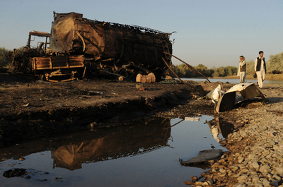 タリバン強奪の燃料輸送車にNATO空爆、民間人含む90人死亡か アフガン