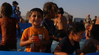 字幕：シリア避難民キャンプに簡易プール 大喜びの子どもたち