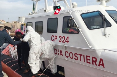 リビア沖でボート沈没、移民ら84人不明 IOM