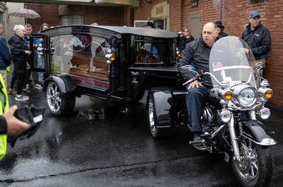 誤ってミイラ化「石男ウィリー」、ついに埋葬 米