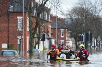 英国で暴風雨、各地で洪水・冠水被害