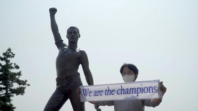 動画:フレディ・マーキュリーさんの銅像除幕式 韓国・済州島