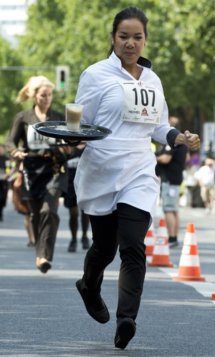 店のプライドかけて？ウエーターやバーテンダーが徒競走、独ベルリン