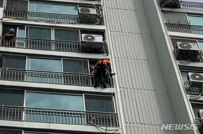 「マンション10階の窓の手すりにおばあさんが座っています！」…韓国消防、認知症疑いの90代救助