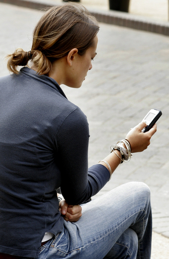 選挙戦に利用され始めた携帯電話のテキストメッセージ、将来的には必須ツールに