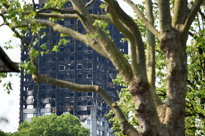 英高層住宅火災から2週間、死者数判明は「何か月も先」と警察