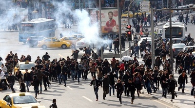 少年の死を悼む抗議デモで新たな衝突、トルコ