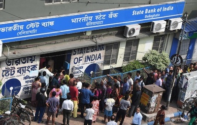 高額紙幣を廃止のインド、ATM調整には数週間 財務相