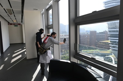 警察包囲後の香港理工大 荒れたキャンパス、時折動く人影