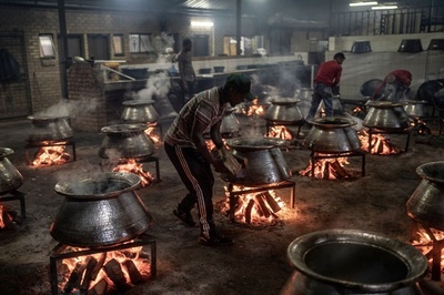 【今日の1枚】何食分？、湯気立ち上る無数のかまど 南ア