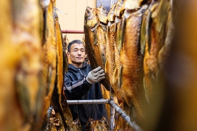 【写真特集】匂いに誘われる冬の味覚、塩漬けや燻製