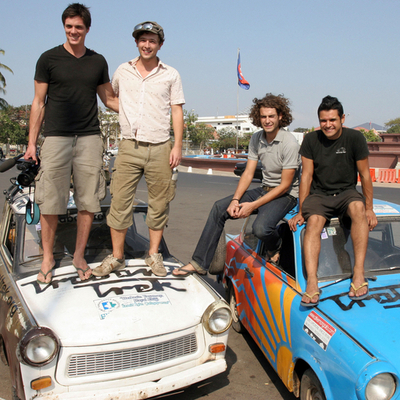 英米の若者がストリートチルドレンのため、旧ソ連時代の車で21か国を走破