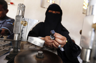 戦中も伝統を守り続けるイエメンの職人