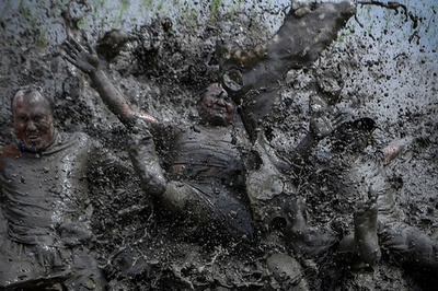 田んぼにダイブ！ 泥だらけで飲み祝う「田植えの日」 ネパール