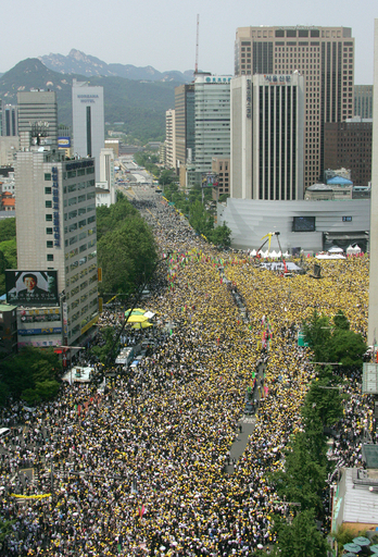 韓国の盧武鉉前大統領の国民葬、市民ら涙で最後の別れ