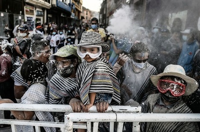 【今日の1枚】粉や泡「白」にまみれるカーニバル コロンビア