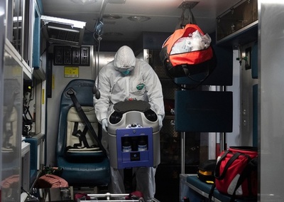 米国、コロナ死者3万人超に 1か月で2200万人失業