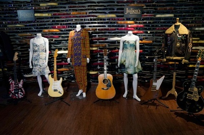 クラプトンさんのギターも ロックスターゆかりの品1000点 米で競売へ