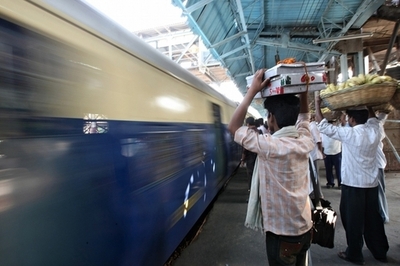 「日曜大工」で駅を手作り、鉄道誘致に成功したインドの村