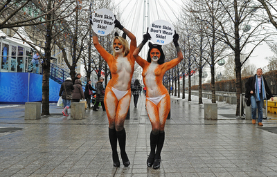 「生身の体で十分！」 PETAが毛皮に抗議、ロンドン