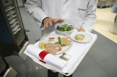 上限知らずの高級機内食、ミシュラン星シェフにドンペリも