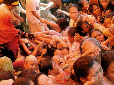 ラマダンの寄付に数千人殺到、将棋倒しで21人死亡 インドネシア