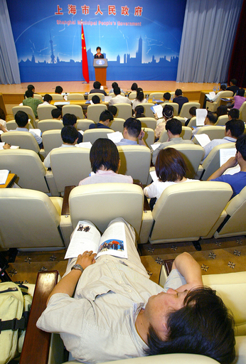 中国・広州市、役人の長談義にタイムリミット制導入へ