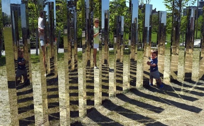 触って楽しめる鏡と水の野外アート、米NY