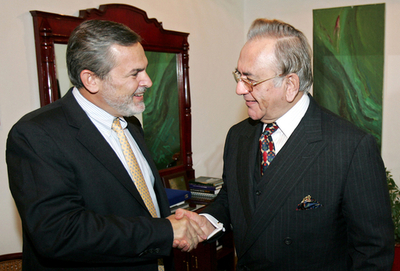 パキスタン外相、米高官に空爆への懸念を表明