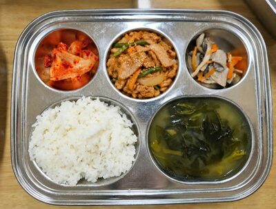 「給食写真がAIみたい」保護者の疑問…韓国の保育園・現役教師らが明かした写真合成の事情