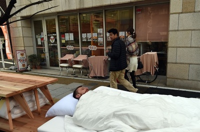 都内で路上生活、仏人アーティストがパフォーマンス