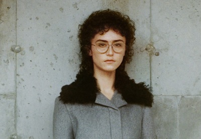 ハリス米副大統領の義理の娘エラ・エムホフさん、ランウェイデビュー