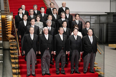 「だらし内閣」写真、官房長官が修正認める
