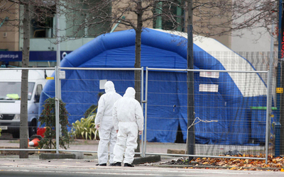 北アイルランドで警察ねらった車爆弾、銃撃戦も 治安悪化に懸念