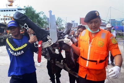 エアアジア機墜落調査、人的ミスと機体異常に焦点絞る