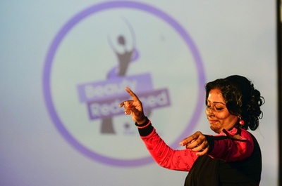 酸攻撃被害者がファッションショーの主役に 偏見なくしたい