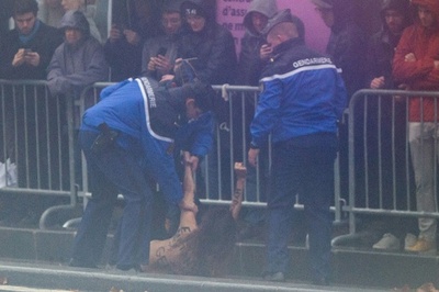 トランプ大統領の車列にトップレス女性が接近、一時停止 仏パリ