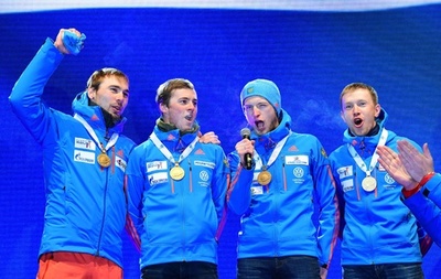 国歌のかけ間違いにテレビ解説者が助け舟、飛び入りで本物の国歌を熱唱