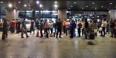 地震続く熊本、市役所で食料受け取る市民ら