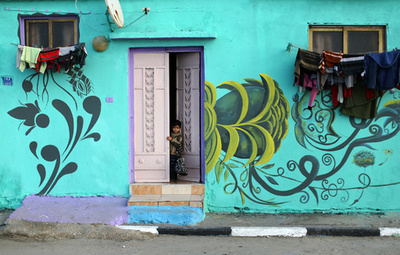 壁画で難民キャンプがカラフルに、ガザ