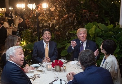 安倍首相夫妻、トランプ大統領のリゾート施設に招かれ食事会