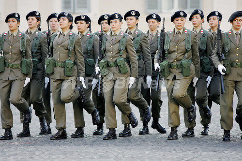 イタリア大統領官邸で 衛兵交代式に女性兵士が初登場 写真3枚 ファッション ニュースならmode Press Powered By Afpbb News