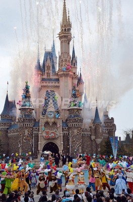 Tdl開園30周年 ミッキーやプーさんと盛大にお祝い 写真15枚 ファッション ニュースならmode Press Powered By Afpbb News