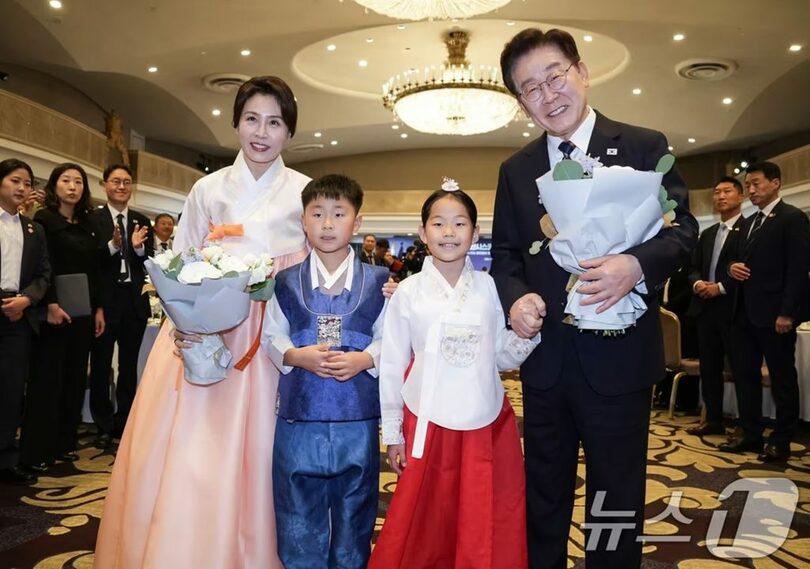 米サンフランシスコのホテルで開かれた在留韓国人との昼食懇談会で、子どもたちと記念撮影するイ・ジェミョン（李在明）大統領と妻キム・ヘギョン（金恵景）氏(c)news1