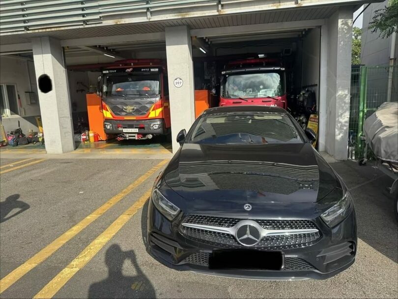 消防署の車庫前に駐車された乗用車＝SNS(c)news1