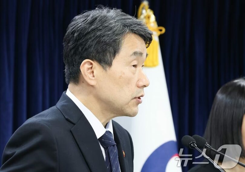 イ・ジュホ社会副首相兼教育相(c)news1